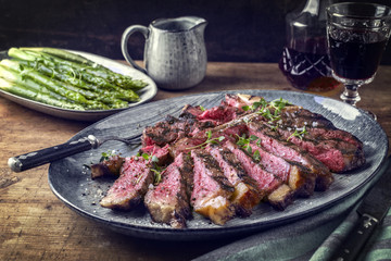 Wagyu T-Bone Steak mit grünen Spargel auf Teller