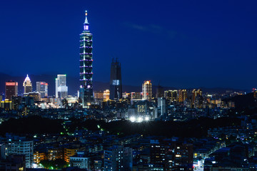 Fototapeta na wymiar Beautiful city skyline and night lights of Taipei, Taiwan