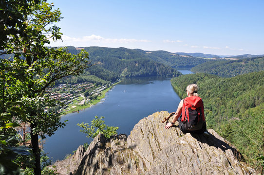 Frau genie&szlig;t die Aussicht auf die Hohenwartetalsperre