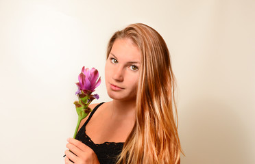 junge Frau mit blondem Haar und Blume romantisch