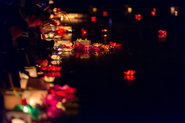 Obraz na płótnie Canvas Floating paper lanterns on the water at night