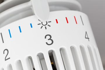Thermostat set to low temperature below sun icon, symbol for saving energy