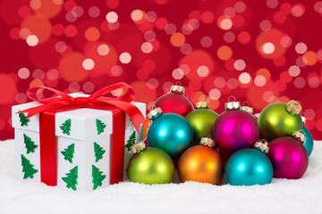 Weihnachtsgeschenke Geschenke an Weihnachten mit rot Hintergrund
