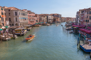 Fototapeta na wymiar Venise vue sur le grand canal depuis Rialto