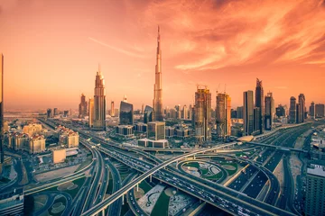 Photo sur Plexiglas construction de la ville Dubai skyline with beautiful city close to it's busiest highway on traffic