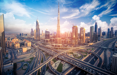 Skyline van Dubai met prachtige stad dicht bij de drukste snelweg voor verkeer