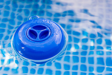 Oberflächenschwimmer als unerlässliches Zubehör zur Poolpflege © Ralf Geithe