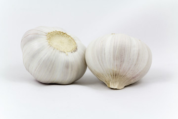 Obraz na płótnie Canvas Fresh garlic bulbs close-up lie on a light background 