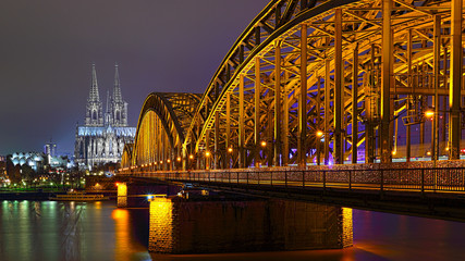 Hohenzollernbrücke mit Kölner Dom