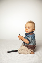 Baby hat sich die Fernbedienung gemopst