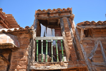 balcón viejo de madera © uzkiland