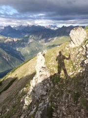 schatten eines bergsteigers in den alpen