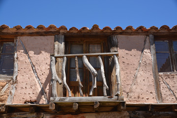 balcón de madera de una casa antigua © uzkiland
