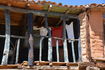 ropa tendida en una casa antigua © uzkiland