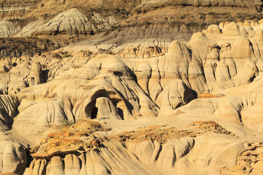 Drumheller Badlands At The Dinosaur Provincial Park In Alberta, Where Rich Deposits Of Fossils And Dinosaur Bones Have Been Found. The Park Is Now An UNESCO World Heritage Site.