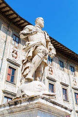 Obraz premium statue in front of the Palazzo della Carovana