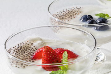 チアシードとヨーグルト　 Organic chia seeds