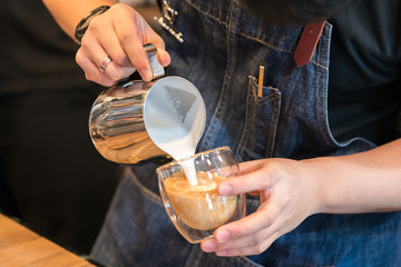Fototapeta na wymiar make coffee latte art 