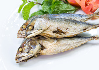 Fried mackerel with vegetable in white dish
