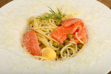 Spaghetti with salmon and green pea