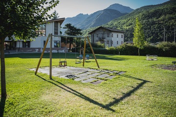 Parco giochi con altalena
