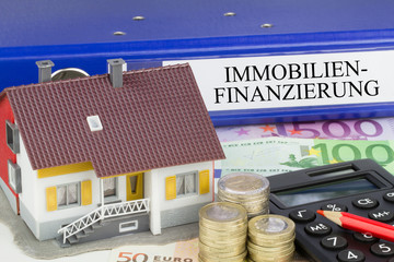 Immobilienfinanzierung - Ordner mit Haus