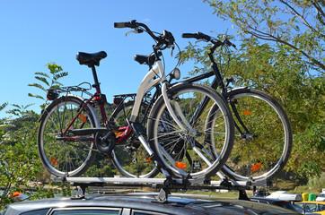 Fototapeta na wymiar Fahrräder auf den Autodach, Radurlaub, Radfahren