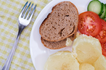 Boiled potatoes with fresh vegetable