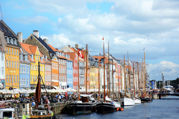 Fototapeta na wymiar Hafen und Promenade Nyhavn in Kopenhagen, Dänemark