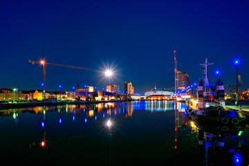 Fototapeta na wymiar Bremerhaven bei Nacht