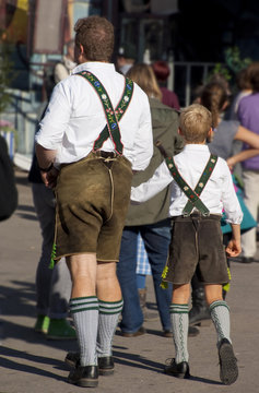 Vater mit Sohn in Lederhosen auf dem Volksfest