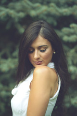 Naklejka premium Portrait of beautiful young woman in nature