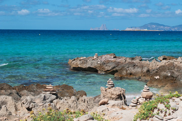 Fototapeta na wymiar Fomentera, Isole Baleari: castelli di sassi a Ses Illetes, una delle spiagge più famose dell’isola, sul versante ovest della penisola Trucador, il 6 settembre 2010