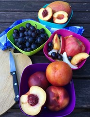 Frisches Obst mit Nektarinen, Äpfeln und Weintrauben
