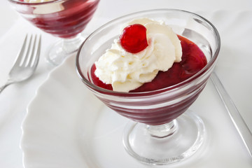 Rote Grüze mit Sahne