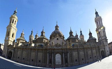 Fototapeta na wymiar Vista panorámica de la Basílica de Nuestra Señora del Pilar (Zaragoza)