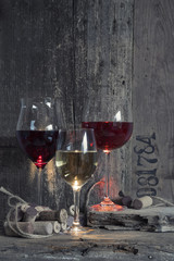 Wein in Gläsern auf Holztisch.