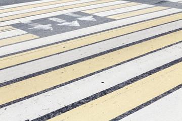 marking a pedestrian crossing with stripes and arrows