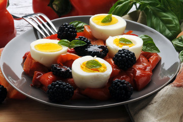 Eggs peppers blackberries basil Trứng ớt blackberries húng quế Uova peperonata more basilico Huevos pimientos moras albahaca Eier paprika brombeeren basilikum Sommerküche Cucina estiva