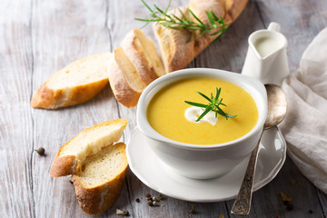 Vegetable cream soup and bread toasts