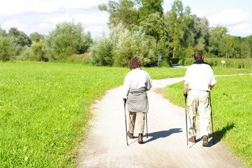 Paar in der Natur, Nordic Walking