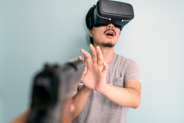 VR, 銃を向けられる男性