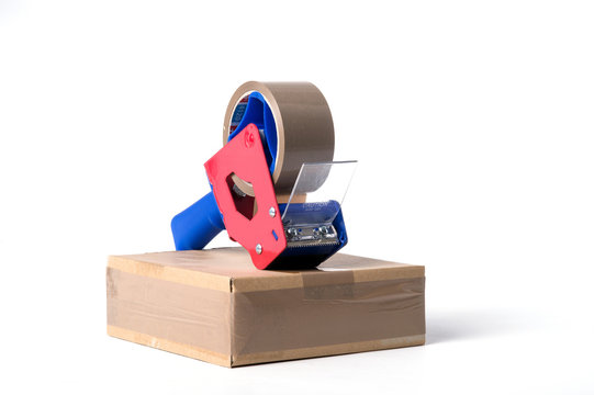 Paket wird mit Klebeband verpackt