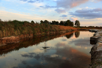 Zalew na żwirowni o zachodzie słońca. © Stanisław Błachowicz