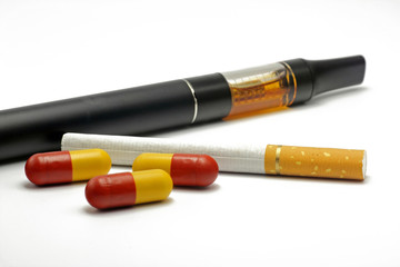 Zigarette und e-Zigarette mit Pillen 