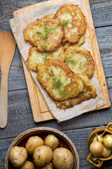 Smażone placki ziemniaczane na drewnie