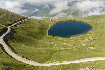 Uzungöl yaylasında krater gölü ve sisli havada panoramik görüntü © murattellioglu