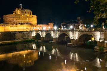 Fototapeta na wymiar castel sant'angelo to rome in night 