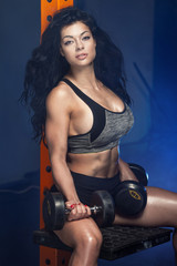 Fototapeta na wymiar Sporty brunette woman in gym.