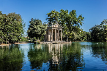 Fototapeta premium Tempio di Esculapio (1786) do parku Villa Borghese. Rzym, Włochy.